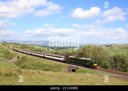 North Pennine Staycation Express Sonderzug, bis Carlisle Eisenbahnlinie, vorbei Birkett Common, 20. August 2020, Klasse 37 Lok D6817 auf der Rückseite. Stockfoto