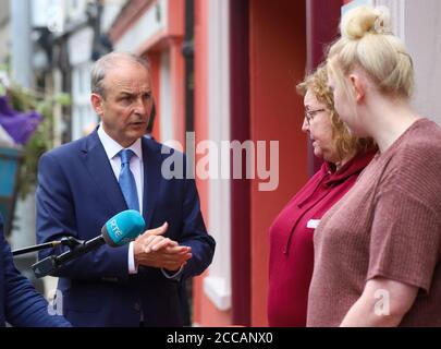 Ein Taoiseach Micheal Martin spricht mit den Betreibern des Eldon Hotels in der Bridge Street, Skibbereen, das im Sturm Ellen schwer beschädigt wurde, während eines Besuchs in der beliebten irischen Touristenstadt Skibbereen. Stockfoto