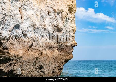 Die ikonische natürliche Felsformation namens The Face in Praia da Marinha an der Algarve, Portugal, Europa Blick von der beliebten Boothöhlentour entlang Algarve coas Stockfoto