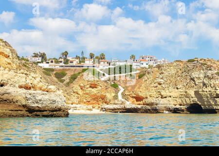 Blick vom Meer auf den Strand von Carvoeiro. Die Region Lagoa hat eine Küstenlinie aus hoch aufragenden Klippen, türkisfarbenem Wasser und malerischen Stränden. Der Bschmerz Stockfoto