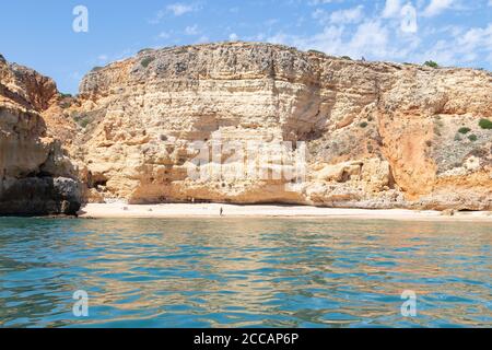 Blick vom Meer auf den Strand von Carvoeiro. Die Region Lagoa hat eine Küstenlinie aus hoch aufragenden Klippen, türkisfarbenem Wasser und malerischen Stränden. Der Bschmerz Stockfoto