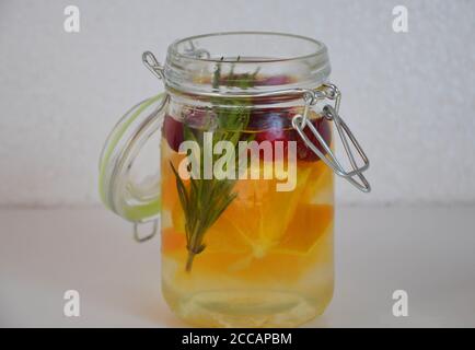 Detox Wasser mit Orange, Cranberry und Rosmarin, gesundes Getränk für die Ernährung, Vitamin C. Festliche Cranberry Zitruscocktail. Draufsicht, Platz für Text. Stockfoto