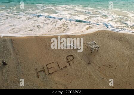 Hilfe geschrieben im Sand der tropischen Insel Strand Stockfoto