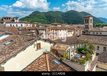 Ein schöner Blick von den Gärten des Palazzo Vincentini auf die Rieti-Ebene und das Sabine-Gebirge. Latium Region, Italien, Europa Stockfoto