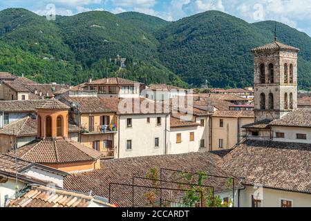 Ein schöner Blick von den Gärten des Palazzo Vincentini auf die Rieti-Ebene und das Sabine-Gebirge. Latium Region, Italien, Europa Stockfoto