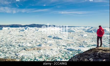 Reisen Sie in arktische Landschaft Natur mit Eisbergen - Grönland Tourist Mann Entdecker - Tourist Person Blick auf erstaunliche Aussicht Grönland-eisfjord - Stockfoto