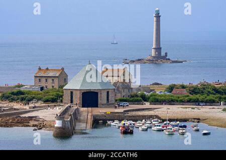 PHARE de Goury Leuchtturm und Rettungsbootstation im Hafen bei Auderville am Cap de La Hague, Halbinsel Cotentin, Basse-Normandie, Frankreich Stockfoto