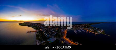 Nacht schöner Panorama-Farbhimmel, Sonnenuntergang an der Ostsee, Jastarnia, Polen. Luftaufnahme Stockfoto