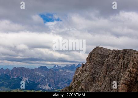 Das Kreuz auf dem Gipfel des Lagazuoi (2778 m) Mit freiem Panoramablick auf die berühmtesten Dolomitengipfel Stockfoto