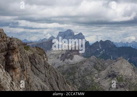 Panoramablick vom Lagazuoi-Pass auf die berühmtesten Dolomitengipfel (im Vordergrund Averau und Nuvolau, im Hintergrund Cernera) Stockfoto