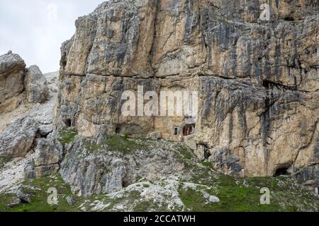 Am 1915 besetzte eine Alpini-Truppeneinheit die Kante auf halber Höhe der Felswand des Piccolo Lagazuoi, einer breiten Felsstufe, die den Berg überquert Stockfoto