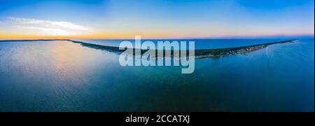 Schöner Panorama-Farbhimmel, Sonnenuntergang an der Ostsee, Jastarnia, Polen. Luftaufnahme Stockfoto