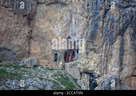 Am 1915 besetzte eine Alpini-Truppeneinheit die Kante auf halber Höhe der Felswand des Piccolo Lagazuoi, einer breiten Felsstufe, die den Berg überquert Stockfoto