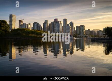 Yaletown Towers Vancouver. Am frühen Morgen reflektiert Licht von Yaletown Wohnanlagen. Vancouver. British Columbia, Kanada. Stockfoto