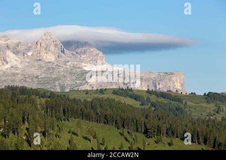 Blick auf einen Teil der Sellagruppe, ein plateauförmiges Massiv in den Dolomiten in Norditalien Stockfoto