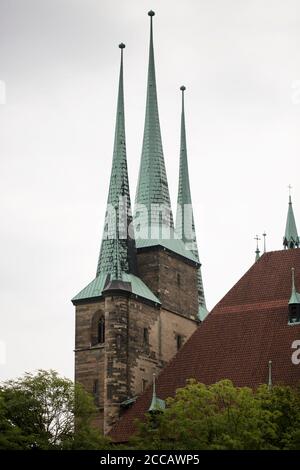 Die Türme des Erfurter Doms an einem bewölkten Tag in Erfurt, Deutschland. Stockfoto