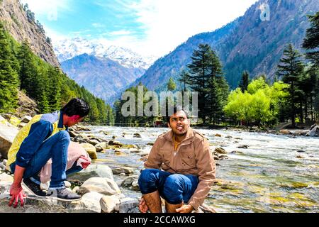 Kasol Manali - der glühende Parvati-Fluss in den Schneebirgen von Himachal Pradesh, Indien. Flusswasser rauscht im Tal der Götter. Himachal Pradesh. Stockfoto