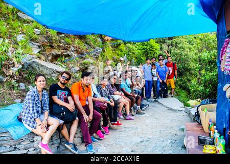 Reisende in den grünen Bergen genießen die natürliche Schönheit unserer Erde. Spitze des Triund Peak. Wandern im Himalaya-Gebirge. Querformat – Bild Stockfoto