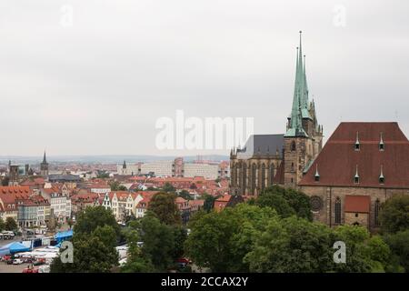 Der Erfurter Dom überblickt an einem bewölkten Sommertag die Stadt Erfurt. Stockfoto