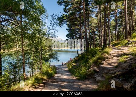 Escaldes Engodany, Andorra : 20 August 2020 : Touristen genießen den Sommernachmittag am Engolastersee in den Pyrenäen. Escaldes Engordany, Andorra Stockfoto