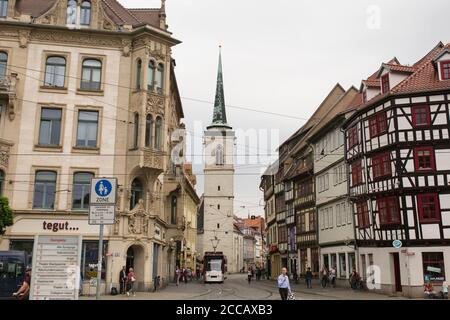 Eine Straßenbahn fährt die Marktstraße hinunter in Richtung Domplatz vor der Allerheiligenkirche in Erfurt. Stockfoto