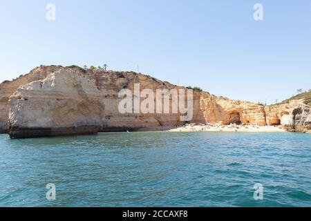 Blick vom Meer auf den Strand von Carvoeiro. Die Region Lagoa hat eine Küstenlinie aus hoch aufragenden Klippen, türkisfarbenem Wasser und malerischen Stränden. Der Bschmerz Stockfoto