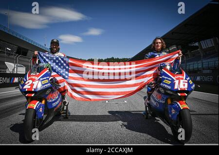 Spielberg, Österreich. August 2020. Pressekonferenz vor dem Motorrad Grand Prix der Steiermark der MotoGP auf dem Red Bull Ring von Spielberg. Österreich, 20. August 2020 Rueda de prensa previa al Gran Premio de Styria de MotoGP en el Red Bull Ring de Spielberg. Österreich 20 de agosto de 2020 Hopkins (L) und Roberts (R) fliegen die Stars und Streifen auf der Strecke MotoGP.com/Cordon Pressequelle: CORDON PRESS/Alamy Live News Stockfoto