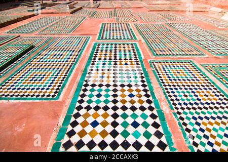 Saadische Gräber mit bunten Fliesen eine historische königliche Nekropole in Marrakesch, Marokko. Islamische Kultur Stockfoto