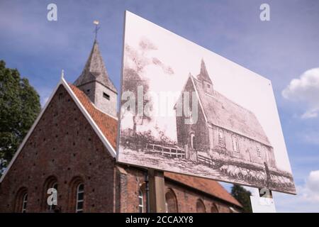 Verschwommene reformierte Kirche aus dem 13. Jahrhundert in Zweieloo, einst von Vincent van Gogh gezeichnet. Die Zeichnung ist vor der Kirche auf Holzpfosten Stockfoto