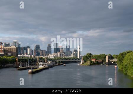 Blick von Pont de Suresnes über die seine Richtung La Defense, Suresnes, Île-de-France, Paris, Frankreich. Stockfoto