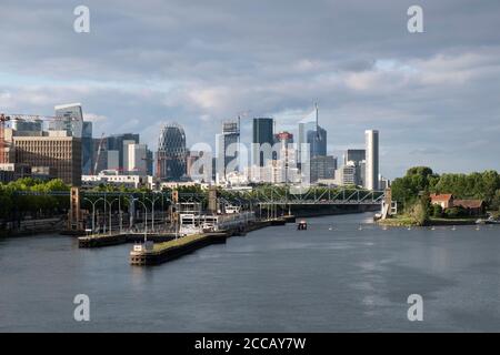 Blick von Pont de Suresnes über die seine Richtung La Defense, Suresnes, ële-de-France, Paris, Frankreich. Stockfoto