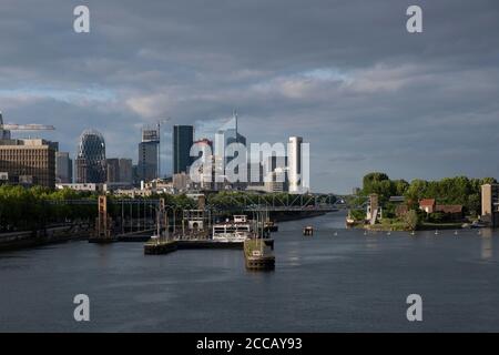 Blick von Pont de Suresnes über die seine Richtung La Defense, Suresnes, Île-de-France, Paris, Frankreich. Stockfoto