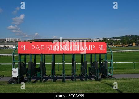 Leere Startbox für Pferderennen am Hippodrome de Longchamp in Paris, Frankreich, Europa. Stockfoto