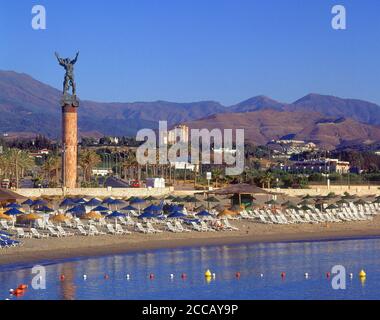 TUMBONAS EN LA PLAYA JUNTO A AL ESCULTURA 'LA VICTORIA' HOMENAJE DE MOSCU A MARBELLA. Autor: ZERETELI SURAB. Lage: PUERTO BANUS. MARBELLA. Malaga. SPANIEN. Stockfoto