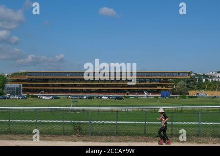 Frau beim Joggen in der Nähe des Hippodrome De Longchamp in Paris, Frankreich, Europa. Stockfoto