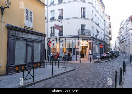 Blick auf ein Restaurant in Puteaux in Paris, Frankreich, Europa. Stockfoto