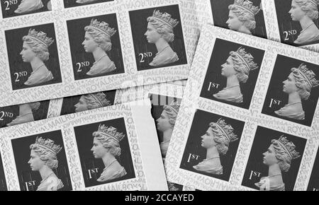 Royal Mail 1. Und 2. Klasse selbstklebende Briefmarken Stockfoto