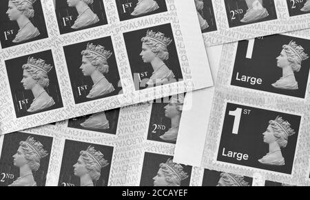 Royal Mail 1. Und 2. Klasse selbstklebende Briefmarken Stockfoto