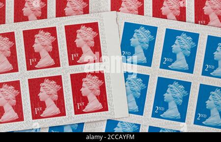 Royal Mail 1. Und 2. Klasse selbstklebende Briefmarken Stockfoto