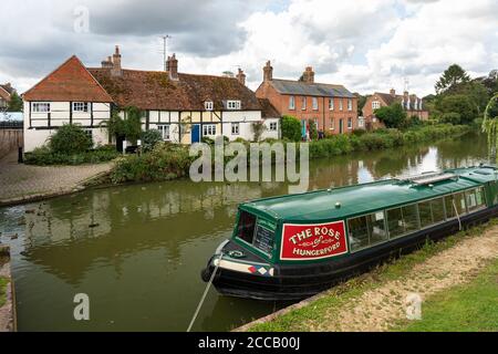 Die Rose von Hungerford liegt am Kennet und Avon Kanal mit traditionellen weißen Fachwerkhäusern im Hintergrund, Hungerford, Berks.UK Stockfoto