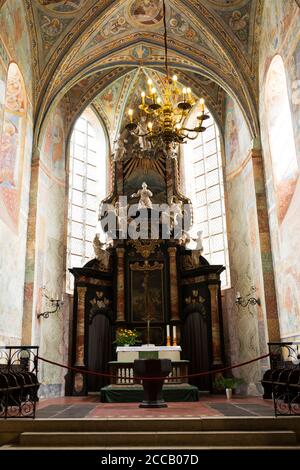 Der Hauptaltar der Marienkirche in Bergen auf Rügen. Stockfoto