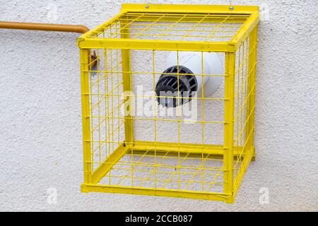 Kesselgasleitung ragt aus der Hauswand heraus. Schornsteinabsaugung der autonomen Heizungsanlage. Stockfoto