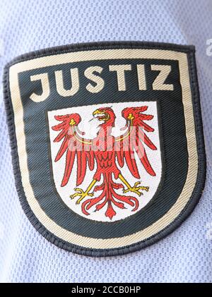 Potsdam, Deutschland. August 2020. Der Ärmelaufnäher eines Beamten der Justiz bei Brandenburger Adler. Quelle: Soeren Stache/dpa-Zentralbild/ZB/dpa/Alamy Live News Stockfoto