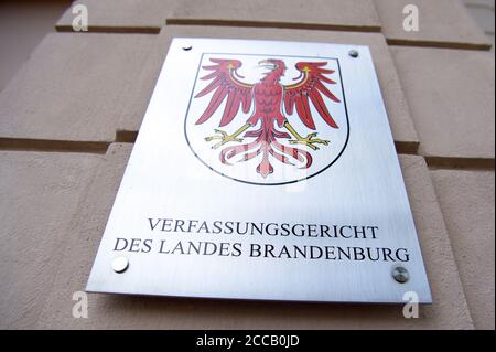 Potsdam, Deutschland. August 2020. Schild am Eingang zum Verfassungsgericht des Landes Brandenburg im Justizzentrum. Quelle: Soeren Stache/dpa-Zentralbild/ZB/dpa/Alamy Live News Stockfoto