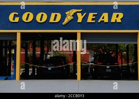 Fort Lauderdale, FL, USA. August 2020. Ein allgemeiner Blick auf das Goodyear Reifen- & Service-Center als Präsident Trump twitterte "kauft Goodyear nicht - sie verkündeten ein Verbot von MAGA Hüten. Holen Sie sich bessere Reifen für weit weniger! (Das ist es, was die radikalen Linkspartei-Demokraten tun. Zwei können das gleiche Spiel spielen, und wir müssen es jetzt spielen' am 20. August 2020 in Fort Lauderdale Florida. Quelle: Mpi04/Media Punch/Alamy Live News Stockfoto