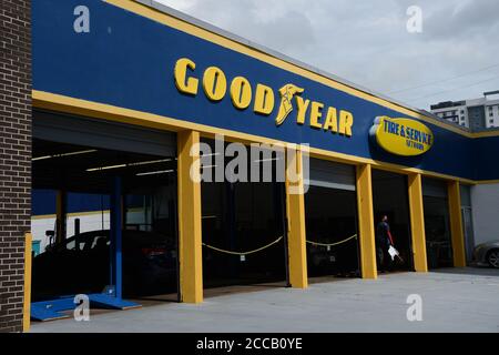 Fort Lauderdale, FL, USA. August 2020. Ein allgemeiner Blick auf das Goodyear Reifen- & Service-Center als Präsident Trump twitterte "kauft Goodyear nicht - sie verkündeten ein Verbot von MAGA Hüten. Holen Sie sich bessere Reifen für weit weniger! (Das ist es, was die radikalen Linkspartei-Demokraten tun. Zwei können das gleiche Spiel spielen, und wir müssen es jetzt spielen' am 20. August 2020 in Fort Lauderdale Florida. Quelle: Mpi04/Media Punch/Alamy Live News Stockfoto