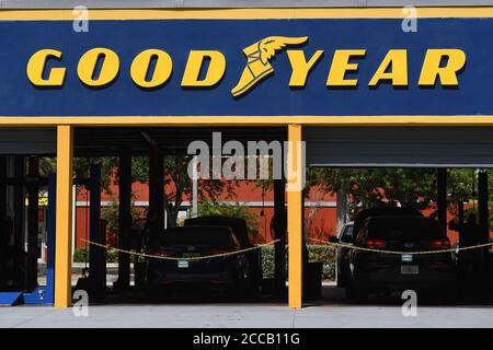 Fort Lauderdale, FL, USA. August 2020. Ein allgemeiner Blick auf das Goodyear Reifen- & Service-Center als Präsident Trump twitterte "kauft Goodyear nicht - sie verkündeten ein Verbot von MAGA Hüten. Holen Sie sich bessere Reifen für weit weniger! (Das ist es, was die radikalen Linkspartei-Demokraten tun. Zwei können das gleiche Spiel spielen, und wir müssen es jetzt spielen' am 20. August 2020 in Fort Lauderdale Florida. Quelle: Mpi04/Media Punch/Alamy Live News Stockfoto