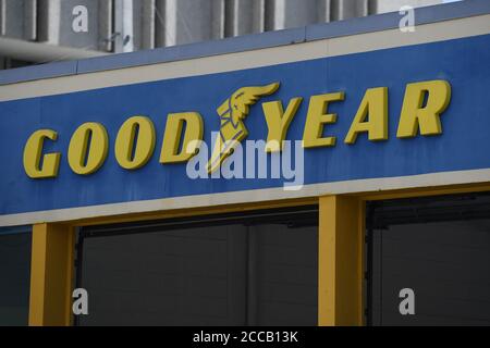 Fort Lauderdale, FL, USA. August 2020. Ein allgemeiner Blick auf das Goodyear Reifen- & Service-Center als Präsident Trump twitterte "kauft Goodyear nicht - sie verkündeten ein Verbot von MAGA Hüten. Holen Sie sich bessere Reifen für weit weniger! (Das ist es, was die radikalen Linkspartei-Demokraten tun. Zwei können das gleiche Spiel spielen, und wir müssen es jetzt spielen' am 20. August 2020 in Fort Lauderdale Florida. Quelle: Mpi04/Media Punch/Alamy Live News Stockfoto