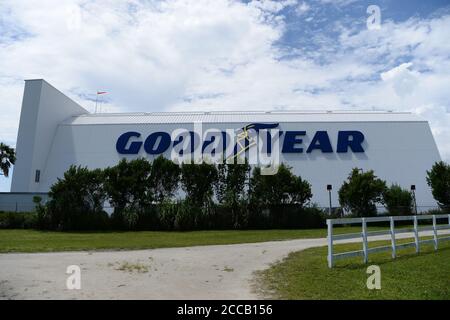 Fort Lauderdale, FL, USA. August 2020. Ein allgemeiner Blick auf das Goodyear Reifen- & Service-Center als Präsident Trump twitterte "kauft Goodyear nicht - sie verkündeten ein Verbot von MAGA Hüten. Holen Sie sich bessere Reifen für weit weniger! (Das ist es, was die radikalen Linkspartei-Demokraten tun. Zwei können das gleiche Spiel spielen, und wir müssen es jetzt spielen' am 20. August 2020 in Fort Lauderdale Florida. Quelle: Mpi04/Media Punch/Alamy Live News Stockfoto