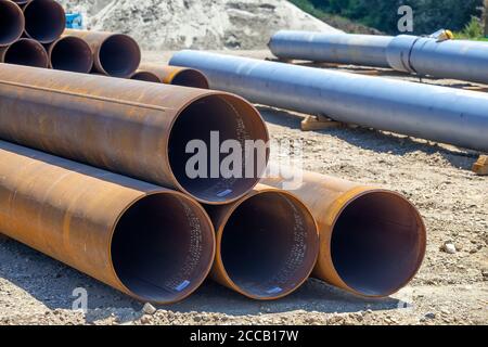 Metallrohre Verlegung auf dem Boden für neue Wärmeleitung von Wohngebäude im Bau. Stockfoto